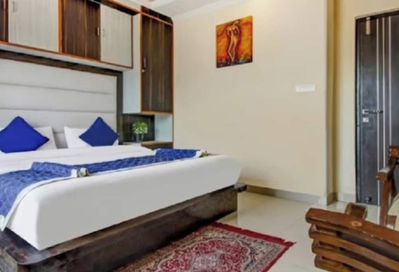 Hotel Goroomgo Hill Top Courtyard Shimla