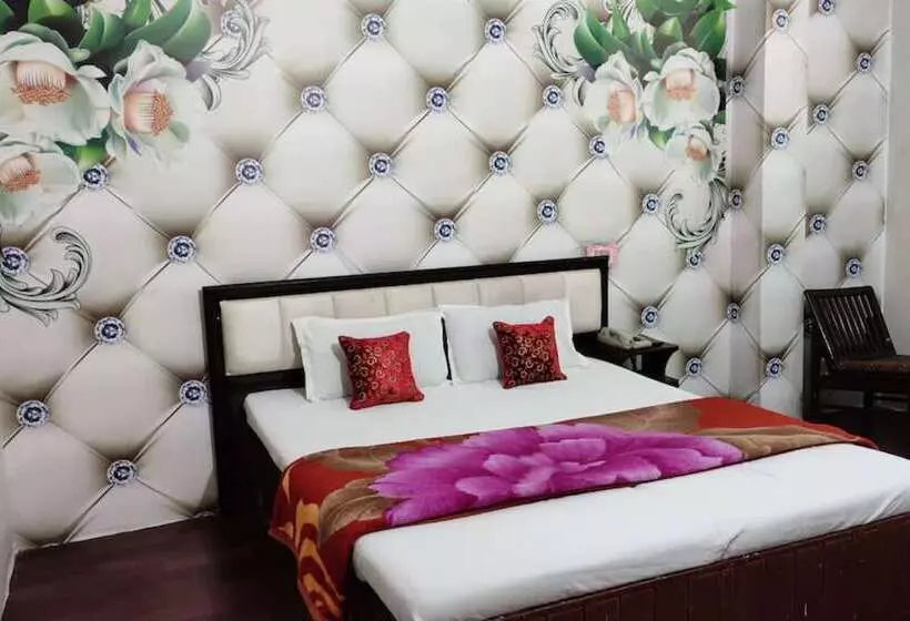 ホテル Goroomgo Red & Rose Cottage Manali