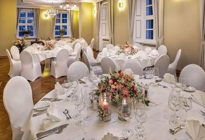 Hotelli Schloss Rattey