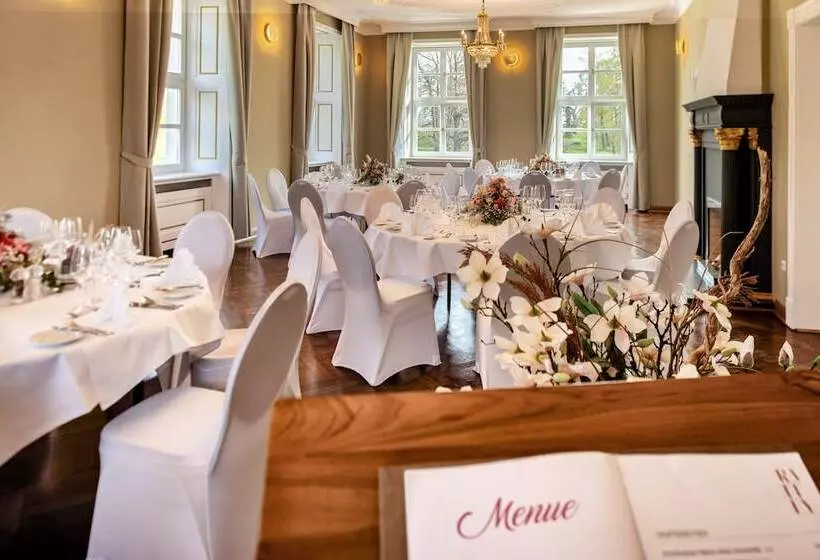 Hotelli Schloss Rattey