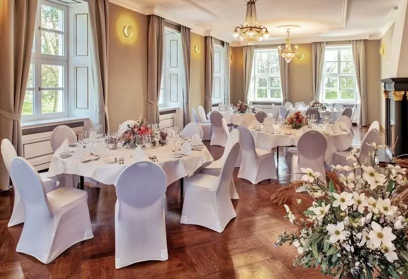 Hotelli Schloss Rattey