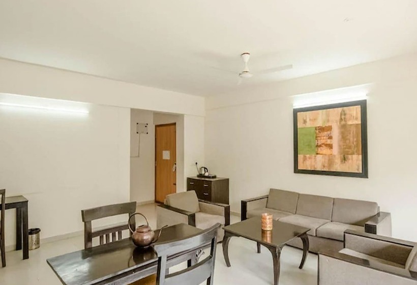 هتل The Altruist Business Stays