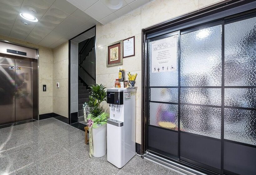 מוטל Gangneung Lara