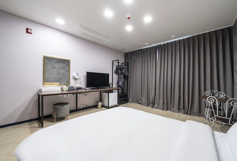 מוטל Gangneung Lara