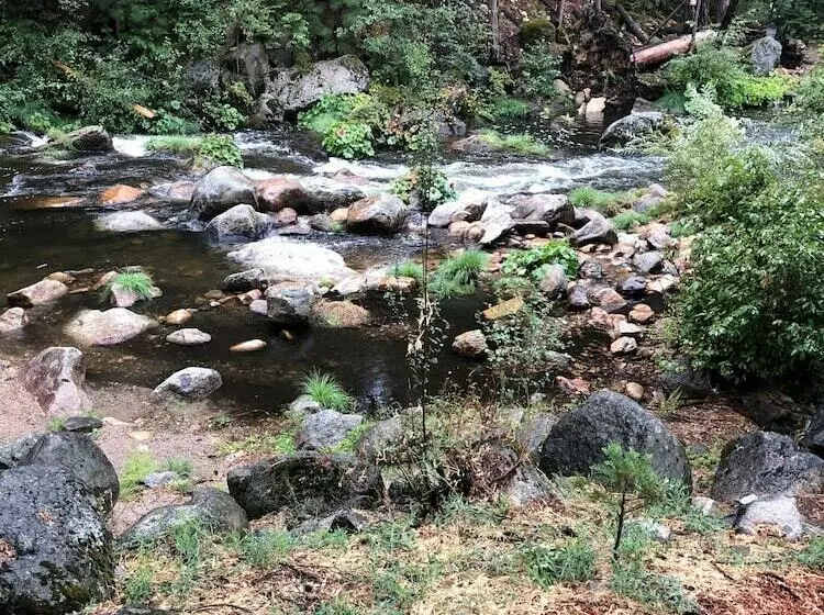 Motelli Sierra Inn On The River