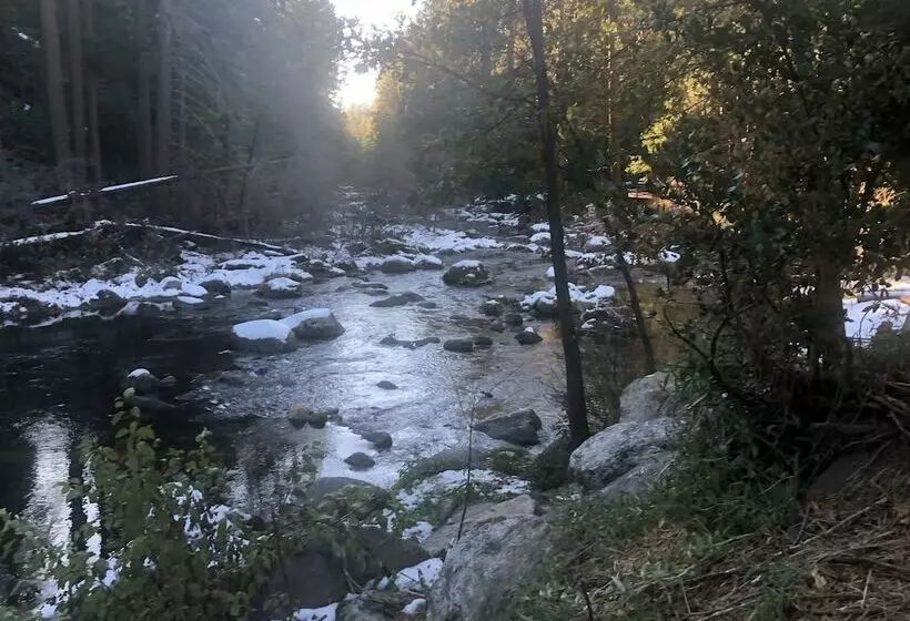 Motelli Sierra Inn On The River