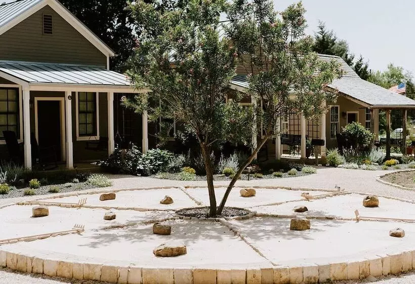 تختخواب و صبحانه Hill Country Herb Garden