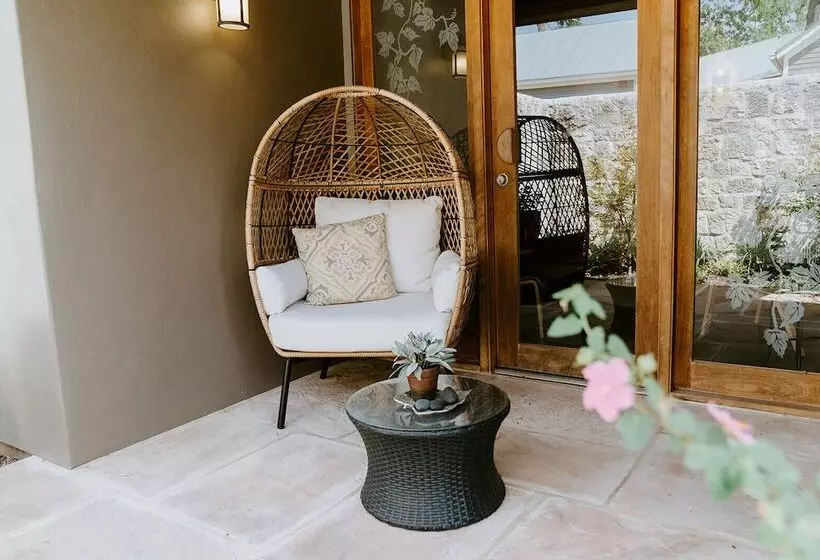 تختخواب و صبحانه Hill Country Herb Garden