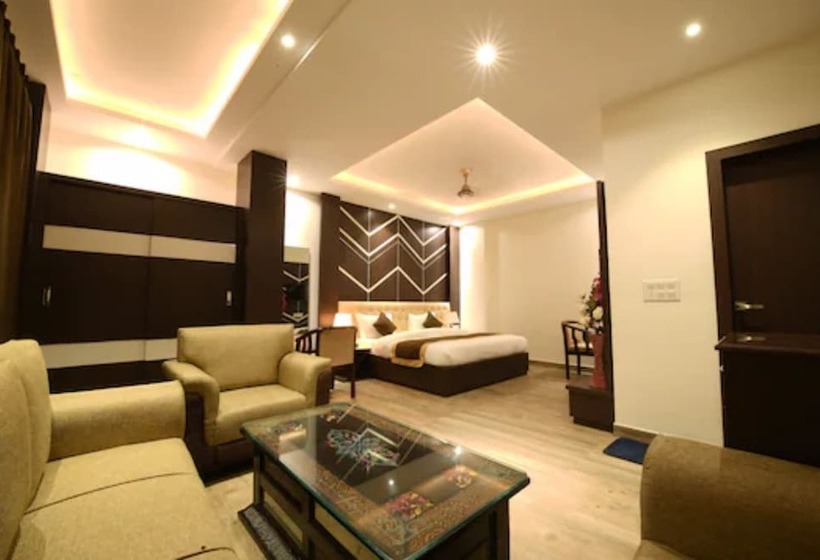 فندق Goroomgo V Grand Bareilly