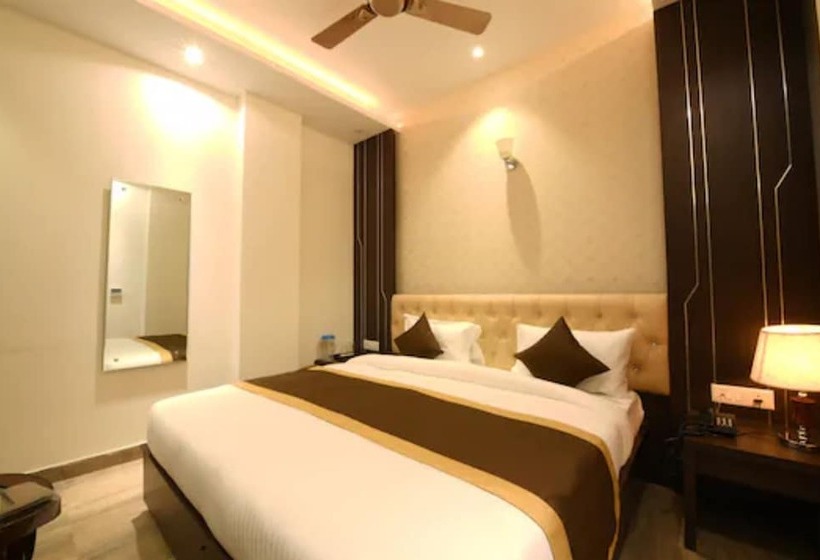 فندق Goroomgo V Grand Bareilly