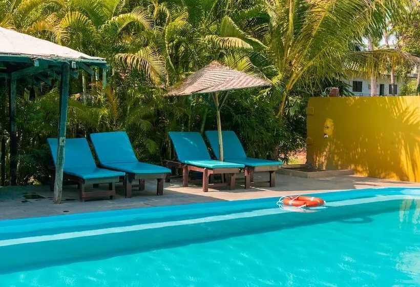 Hotelli Justa  Morjim Beach Resort And Spa