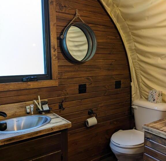 Отель Rooterville Animal Sanctuary