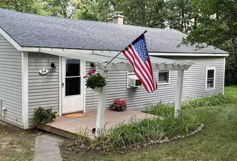 Cozy Colchester Cabin Near Lake By Redawning