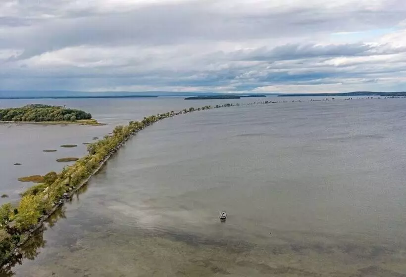 Cozy Colchester Cabin Near Lake By Redawning