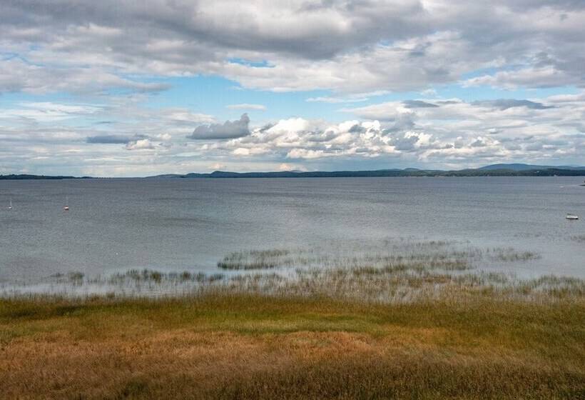 Cozy Colchester Cabin Near Lake By Redawning