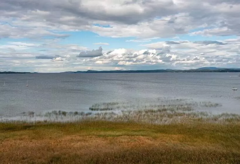 Cozy Colchester Cabin Near Lake By Redawning