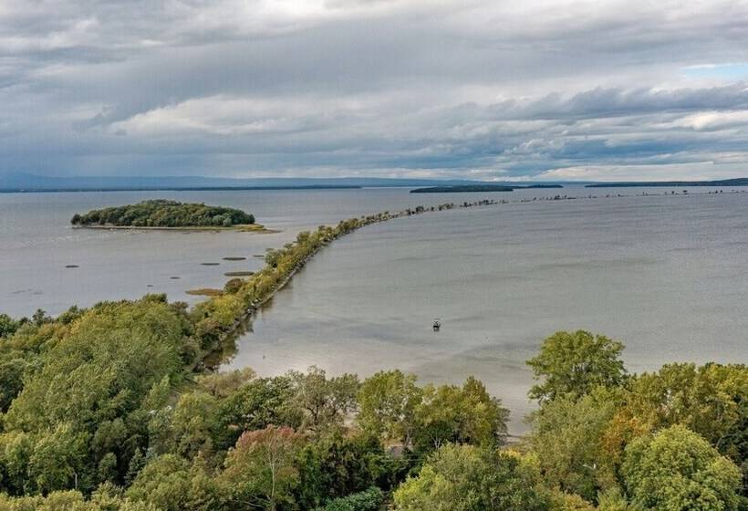 Cozy Colchester Cabin Near Lake By Redawning