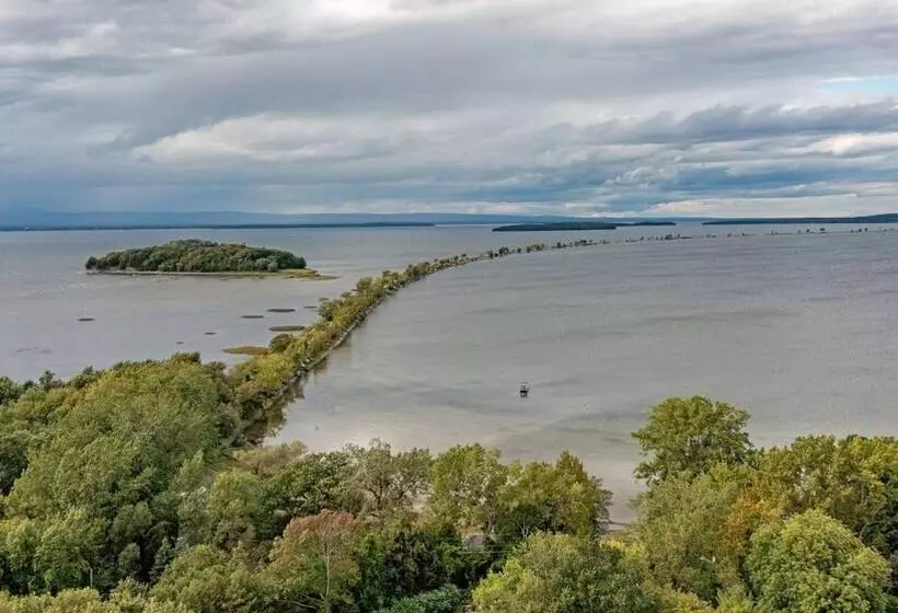 Cozy Colchester Cabin Near Lake By Redawning