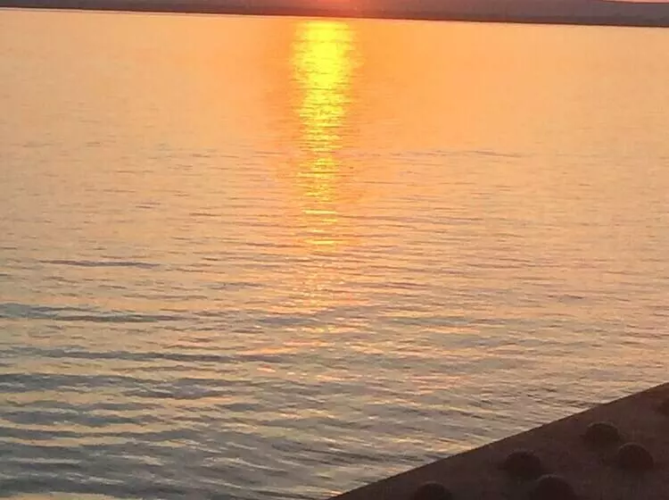 Cozy Colchester Cabin Near Lake By Redawning