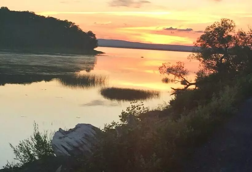 Cozy Colchester Cabin Near Lake By Redawning