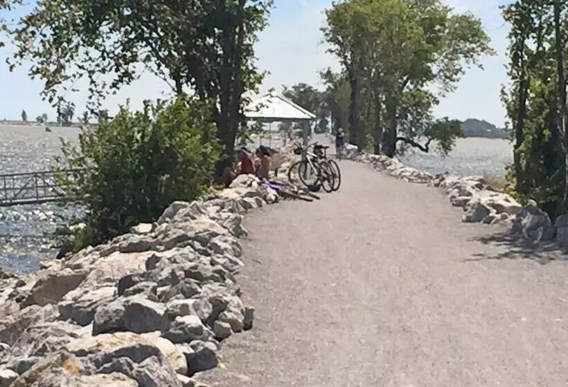 Cozy Colchester Cabin Near Lake By Redawning