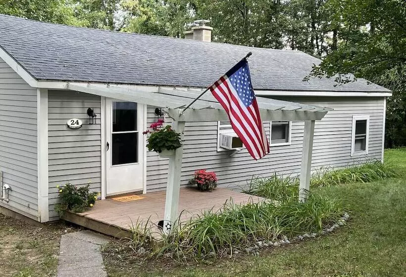 Cozy Colchester Cabin Near Lake By Redawning