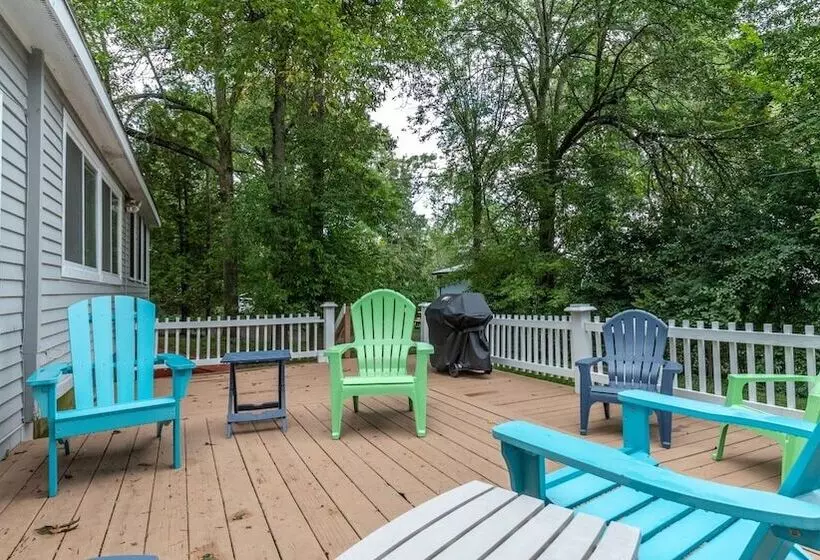 Cozy Colchester Cabin Near Lake By Redawning