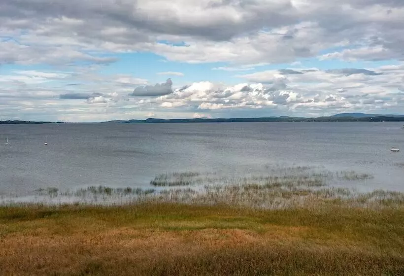 Cozy Colchester Cabin Near Lake By Redawning