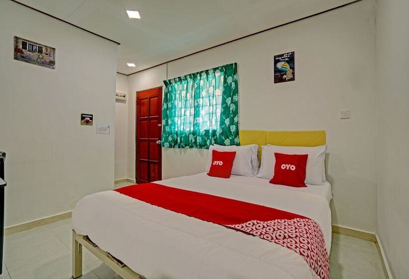 בית מלון כפרי Capital O 90423 Teratai Chalet