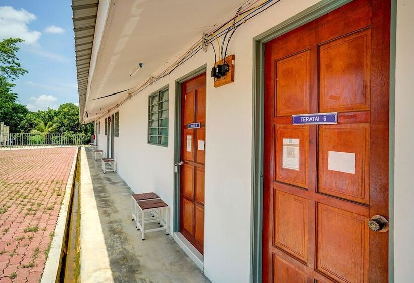 בית מלון כפרי Capital O 90423 Teratai Chalet