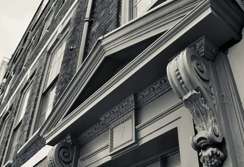 ホテル Chateau Denmark London