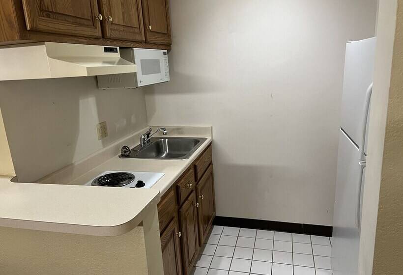 Otel Express Inn & Suites