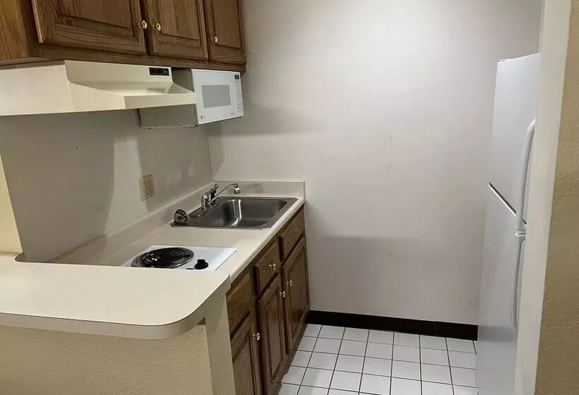 Hotelli Express Inn & Suites