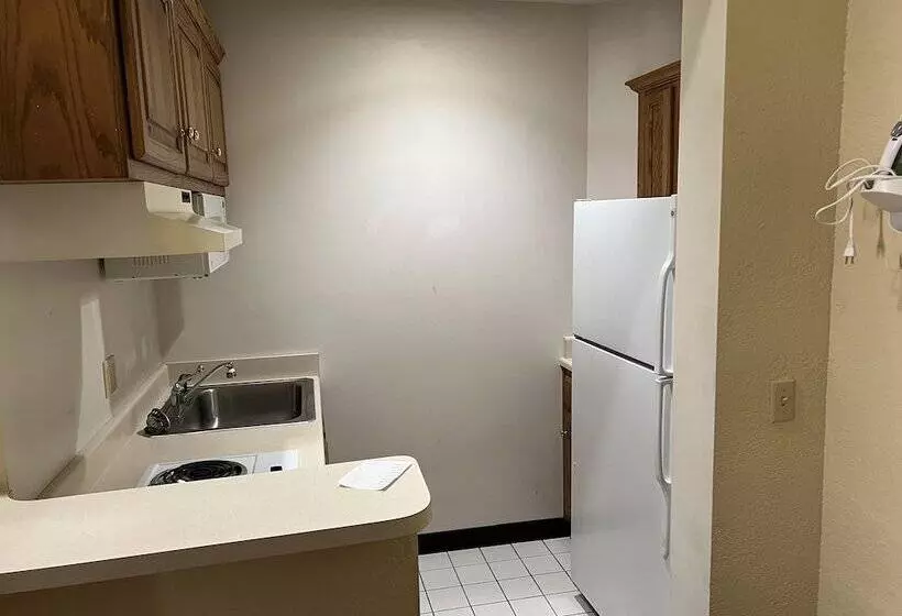 Hotelli Express Inn & Suites