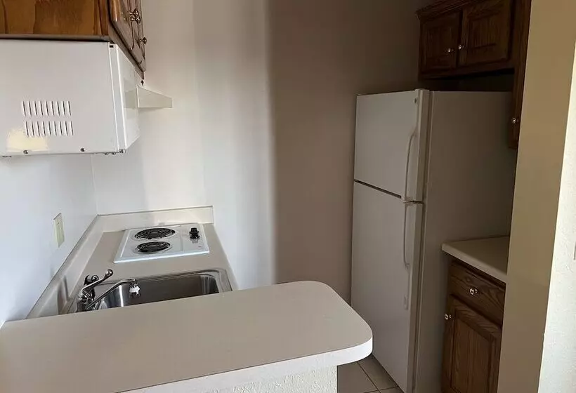 Hotelli Express Inn & Suites