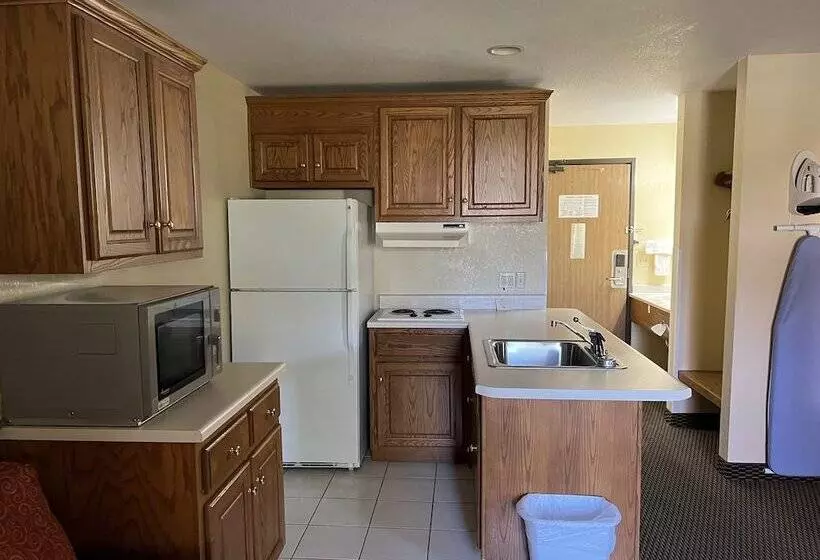 Hotelli Express Inn & Suites