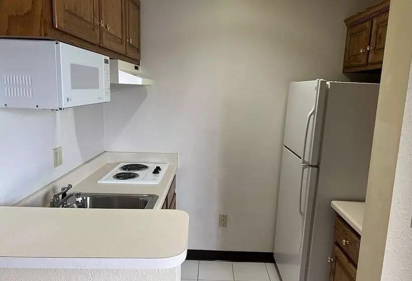 Hotelli Express Inn & Suites