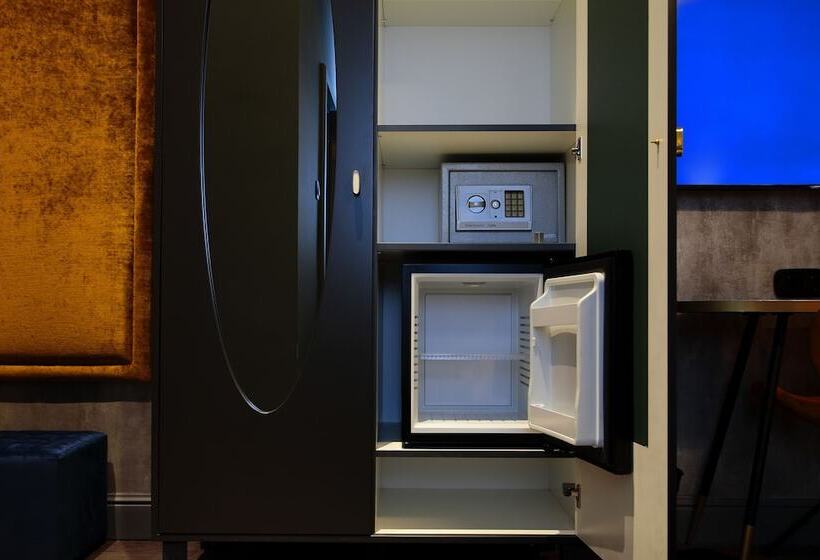 هتل Leo Boutique Rooms Adults Only