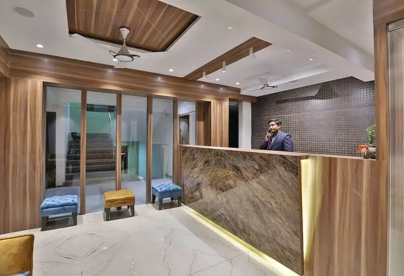 ホテル Privya Rooms And Banquet Surat