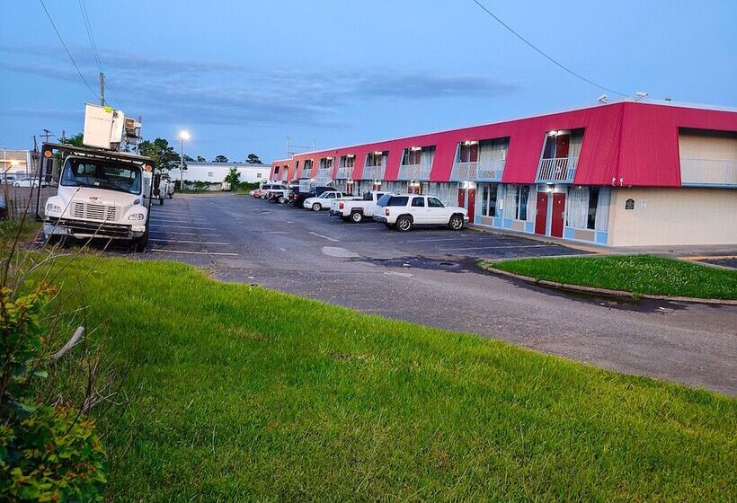 汽车旅馆  Clover Inn & Suites