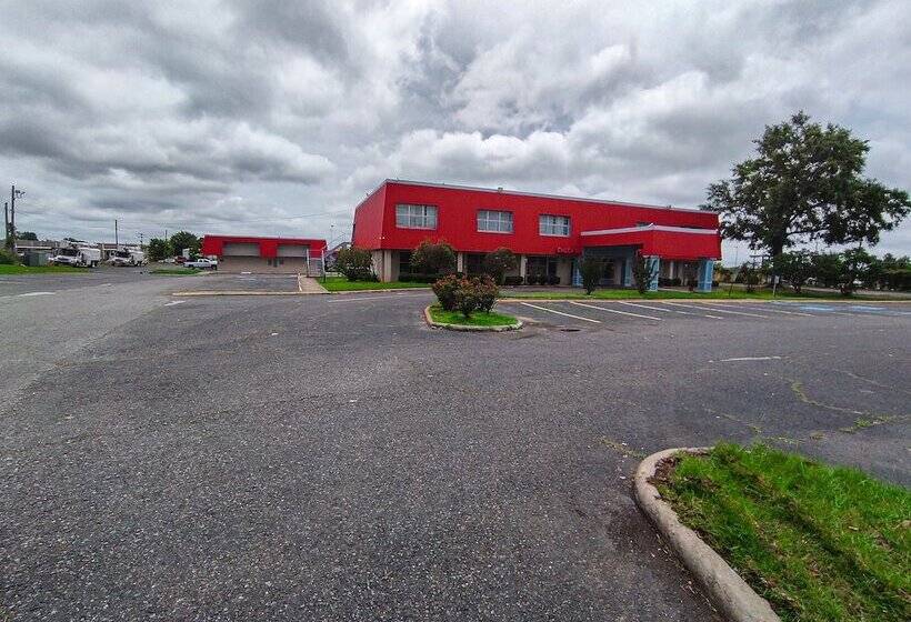 汽车旅馆  Clover Inn & Suites