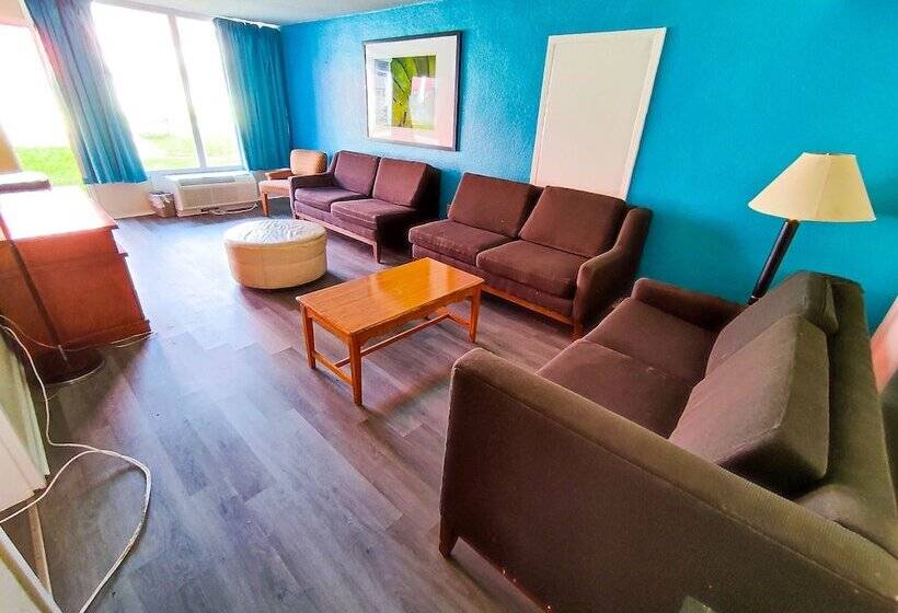 汽车旅馆  Clover Inn & Suites