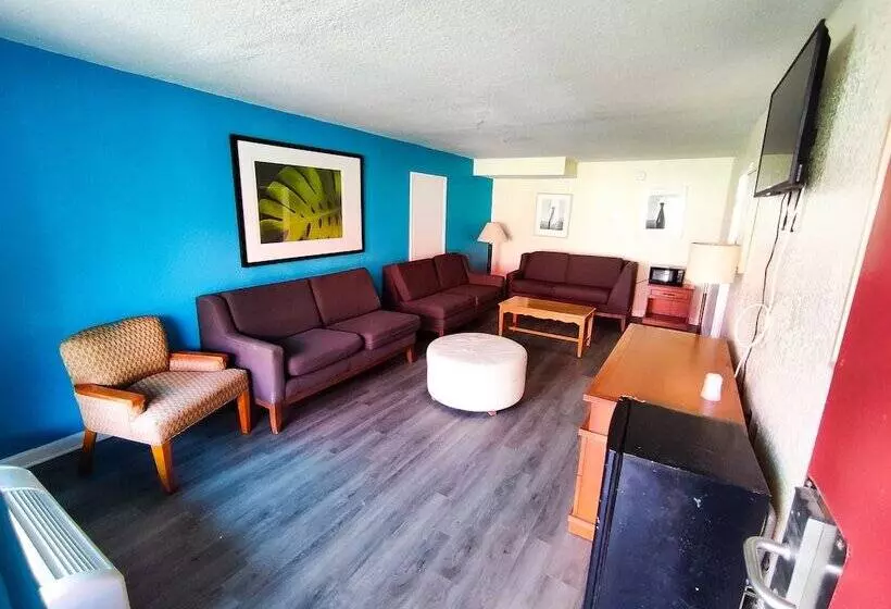 モーテル Clover Inn & Suites