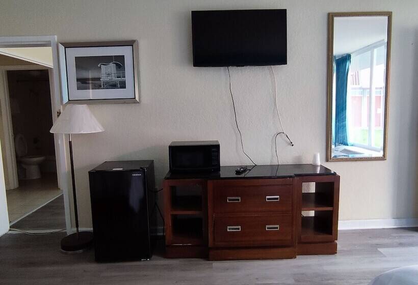 汽车旅馆  Clover Inn & Suites