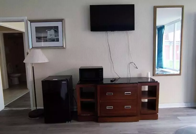 モーテル Clover Inn & Suites