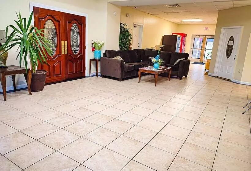 モーテル Clover Inn & Suites