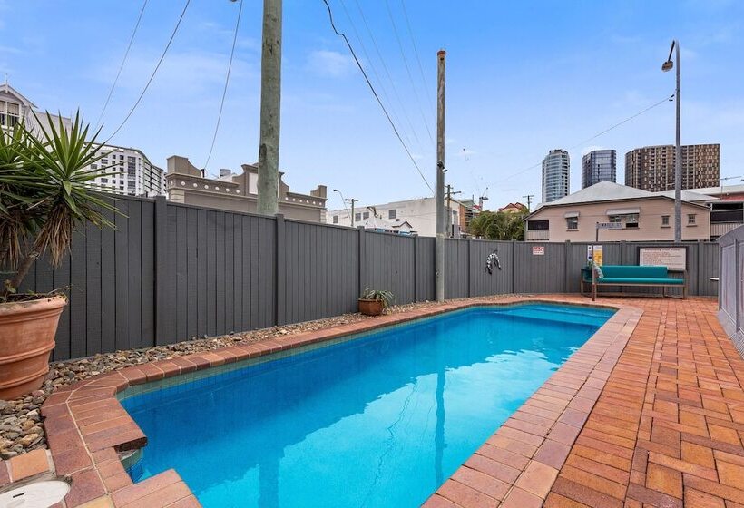 Spring Hill Terraces Motel & Apartments