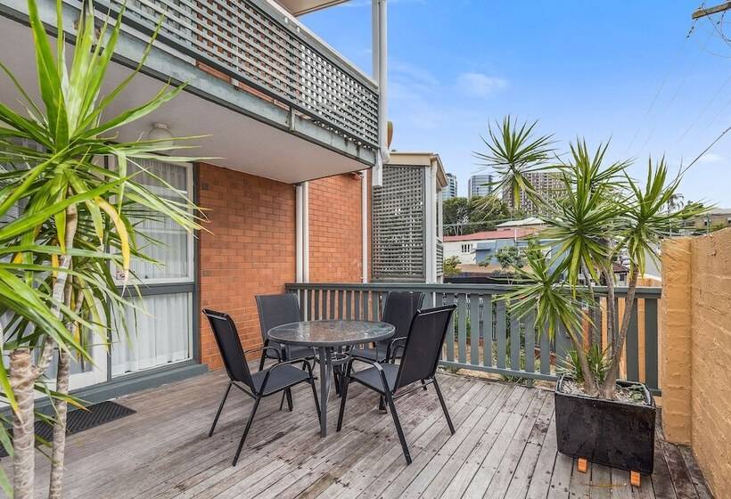 Spring Hill Terraces Motel & Apartments