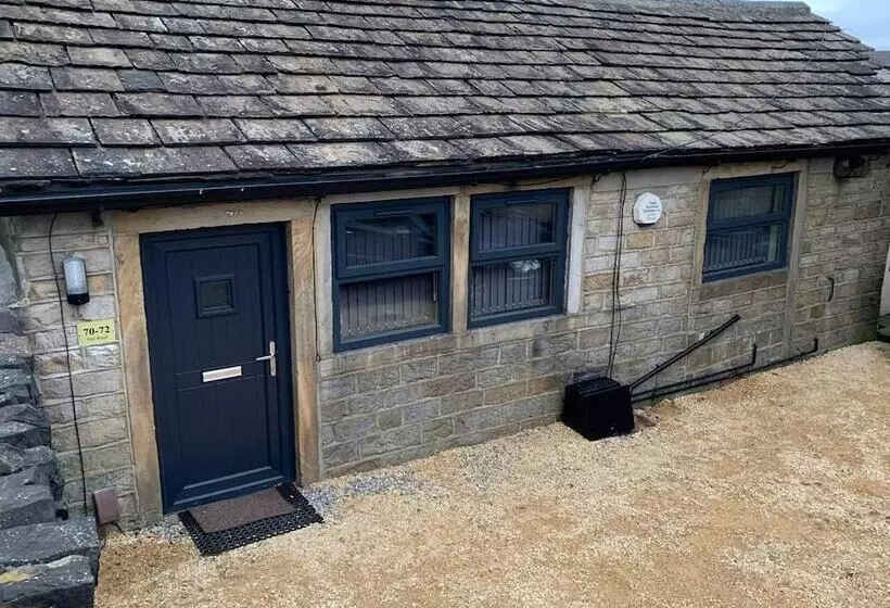 The Old Forge  5 Minutes Away From Motorway