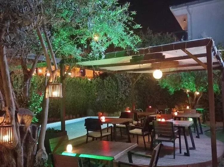 Alaçatı Otel Rebetiko